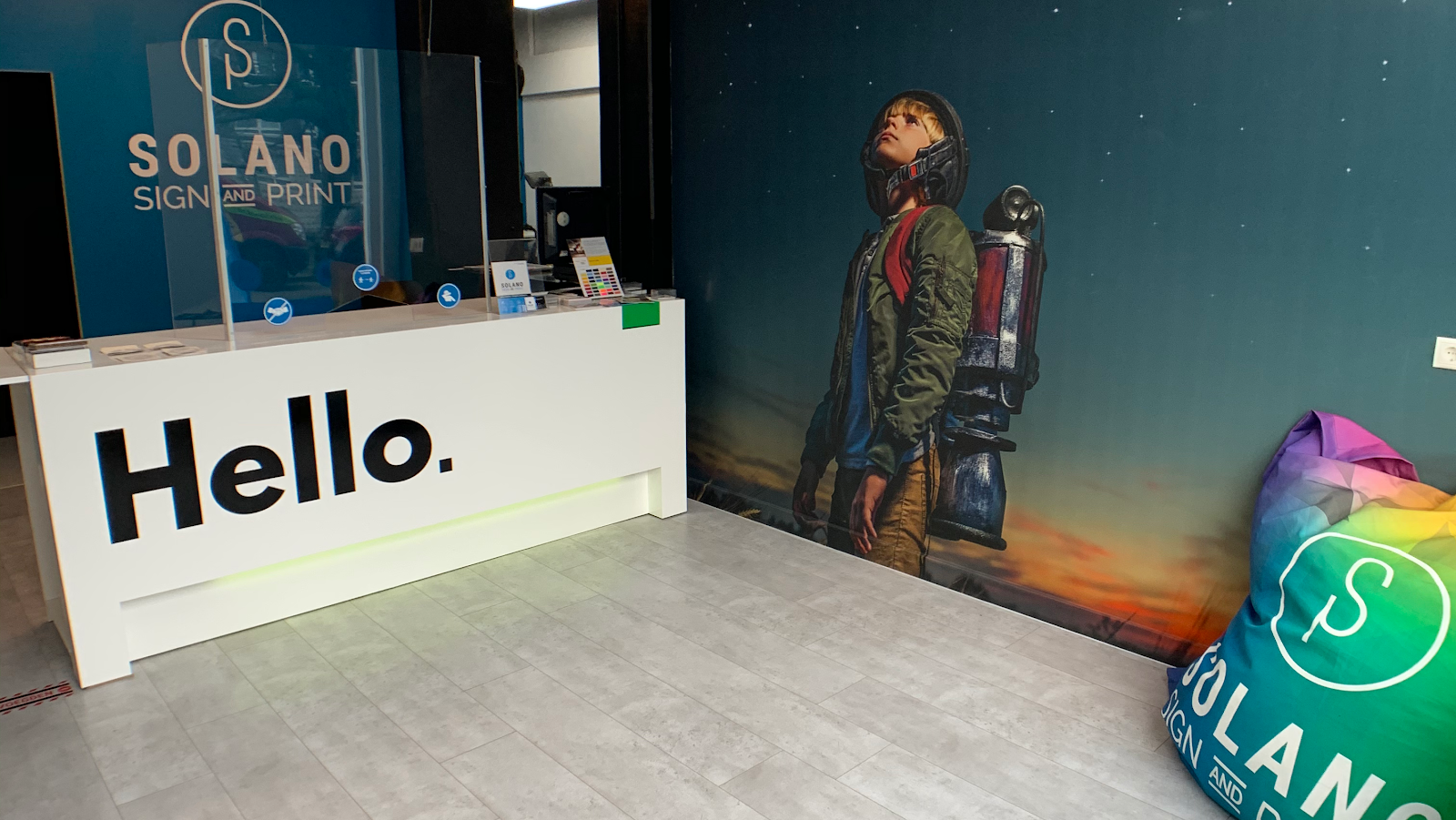 Eigen kantoor Solano: balie-wrap en airtex wandprint