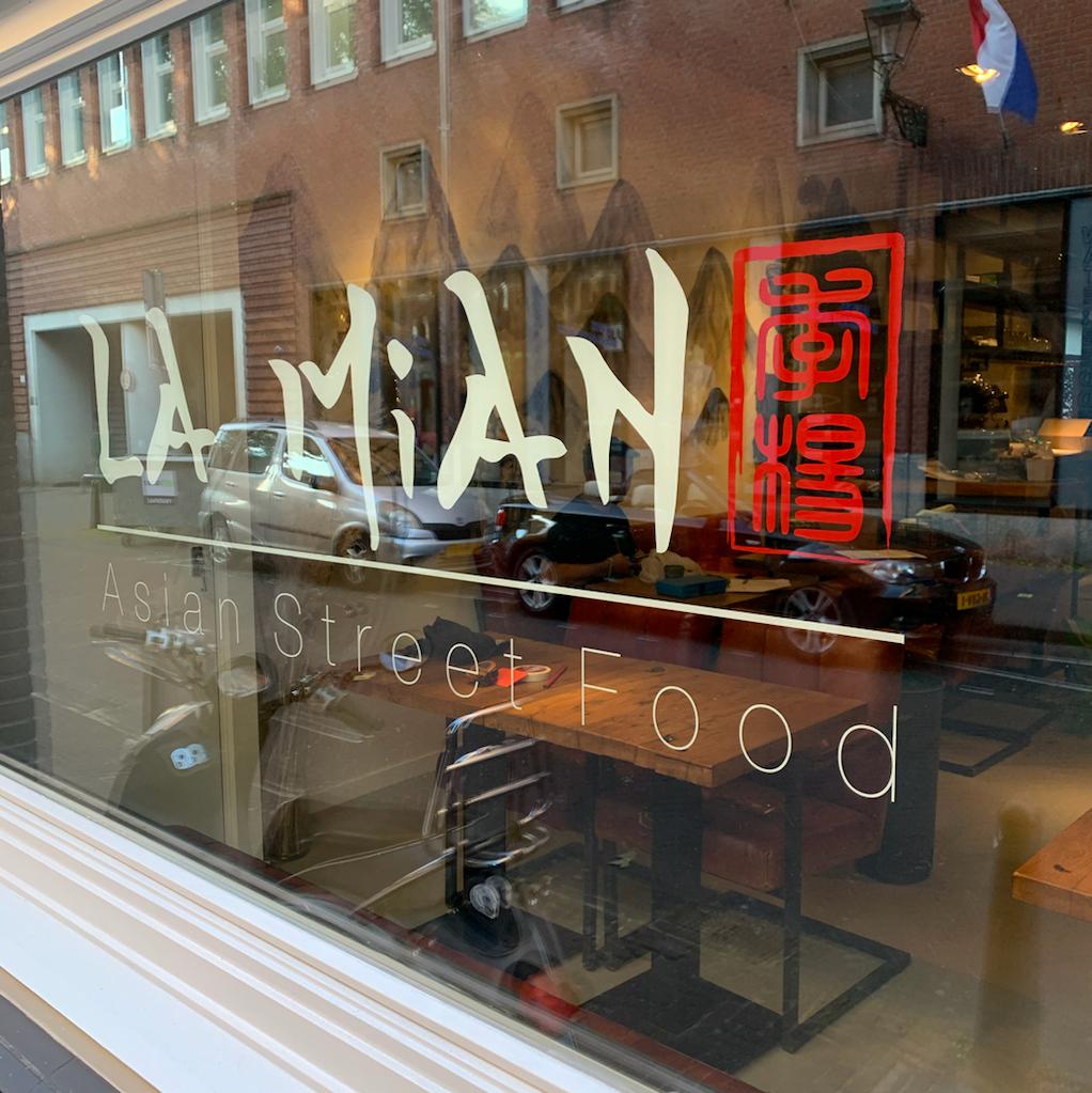 La Mian Asian Street Food: handschrift raambelettering en logo