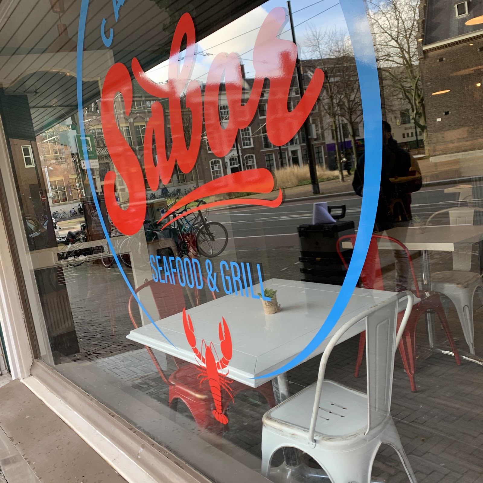 Casa de Sabor Seafood & Grill: raambelettering vanaf de zijkant