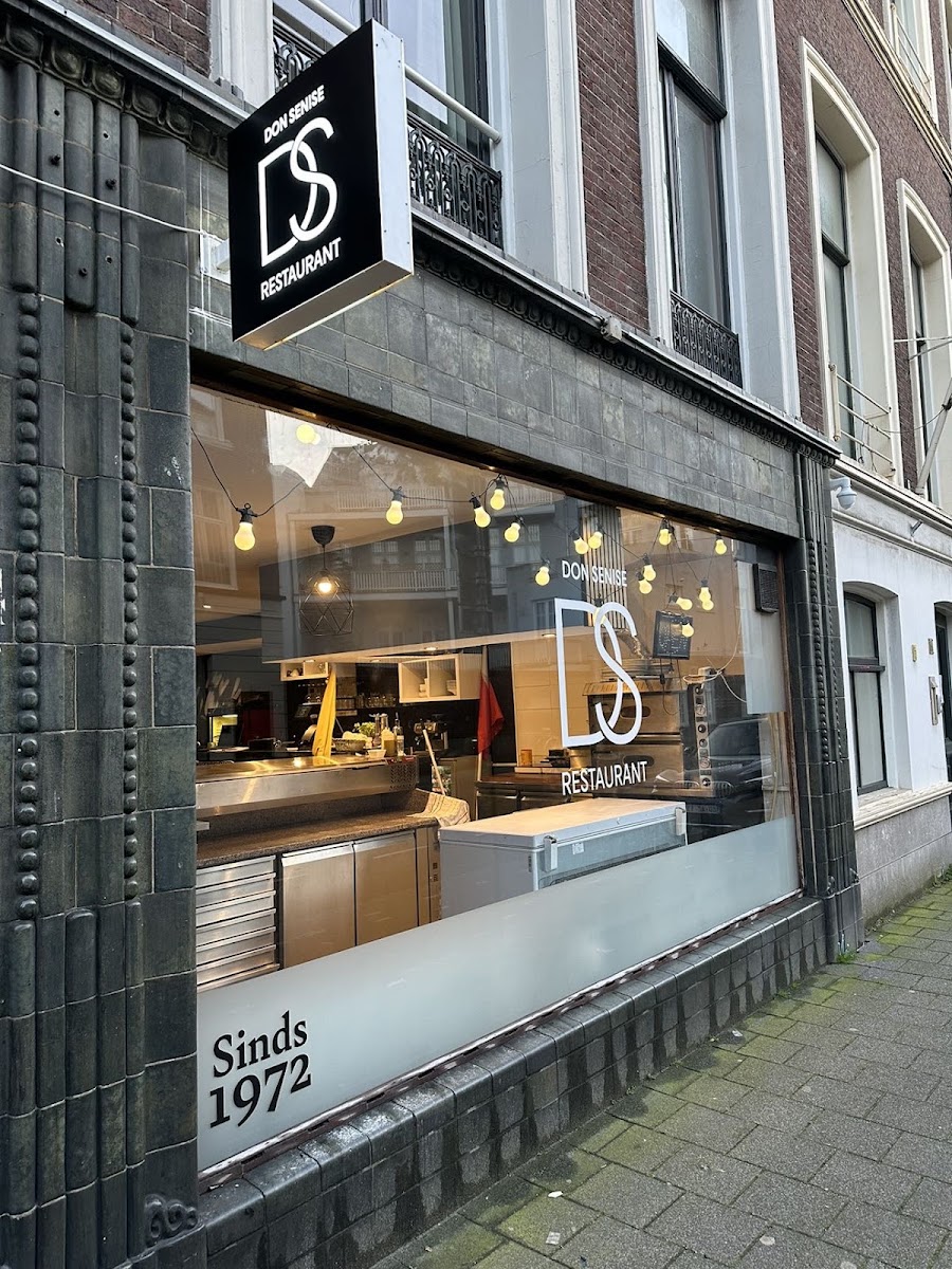 Don Senise Restaurant: lichtbak en raambelettering