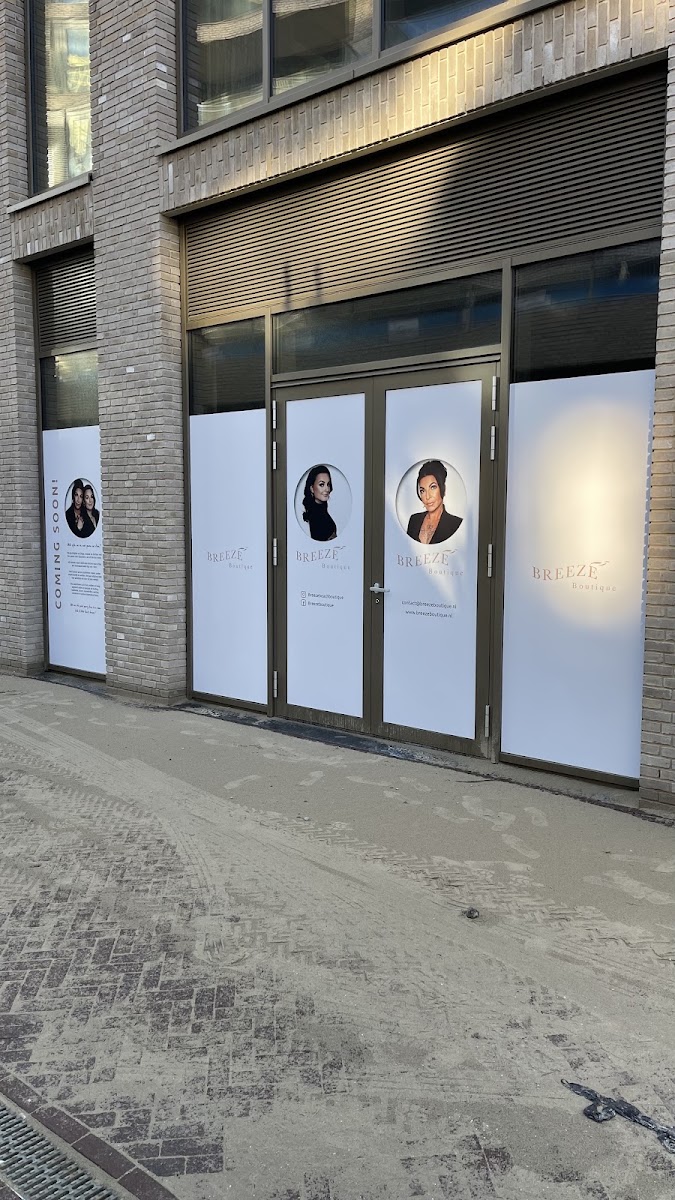 Breeze Boutique: raamfolie met privacy-effect en portretten
