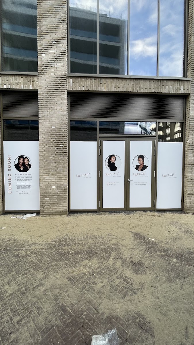 Breeze Boutique: gevelaanzicht raamfolie Coming soon