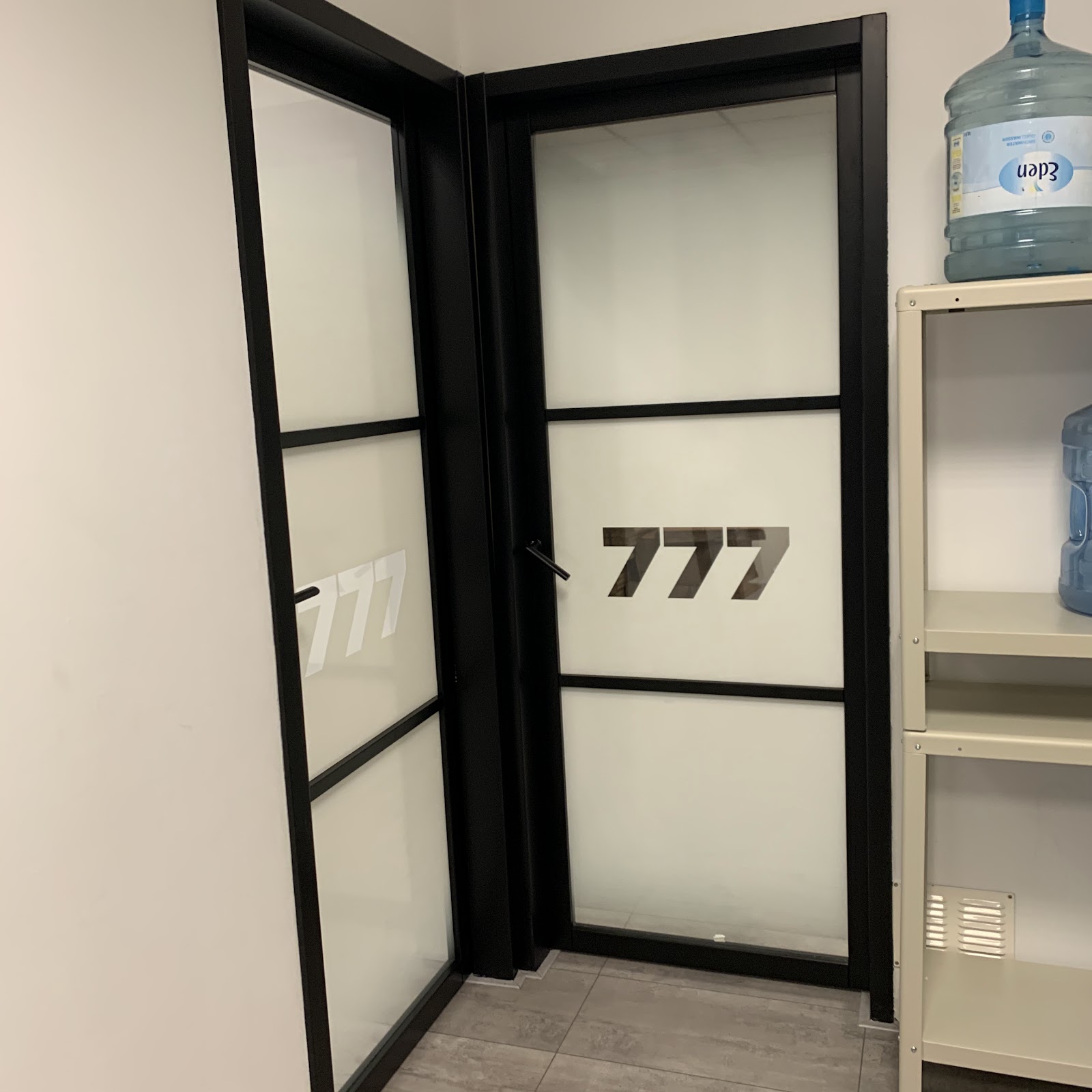 777 Records kantoor: clearview folie met verloop en uitgesneden logo