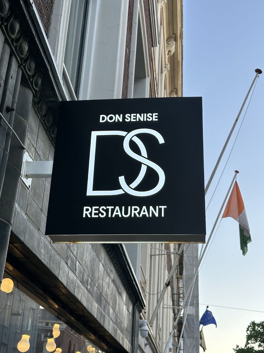 Don Senise Restaurant: lichtbak uithangbord close-up