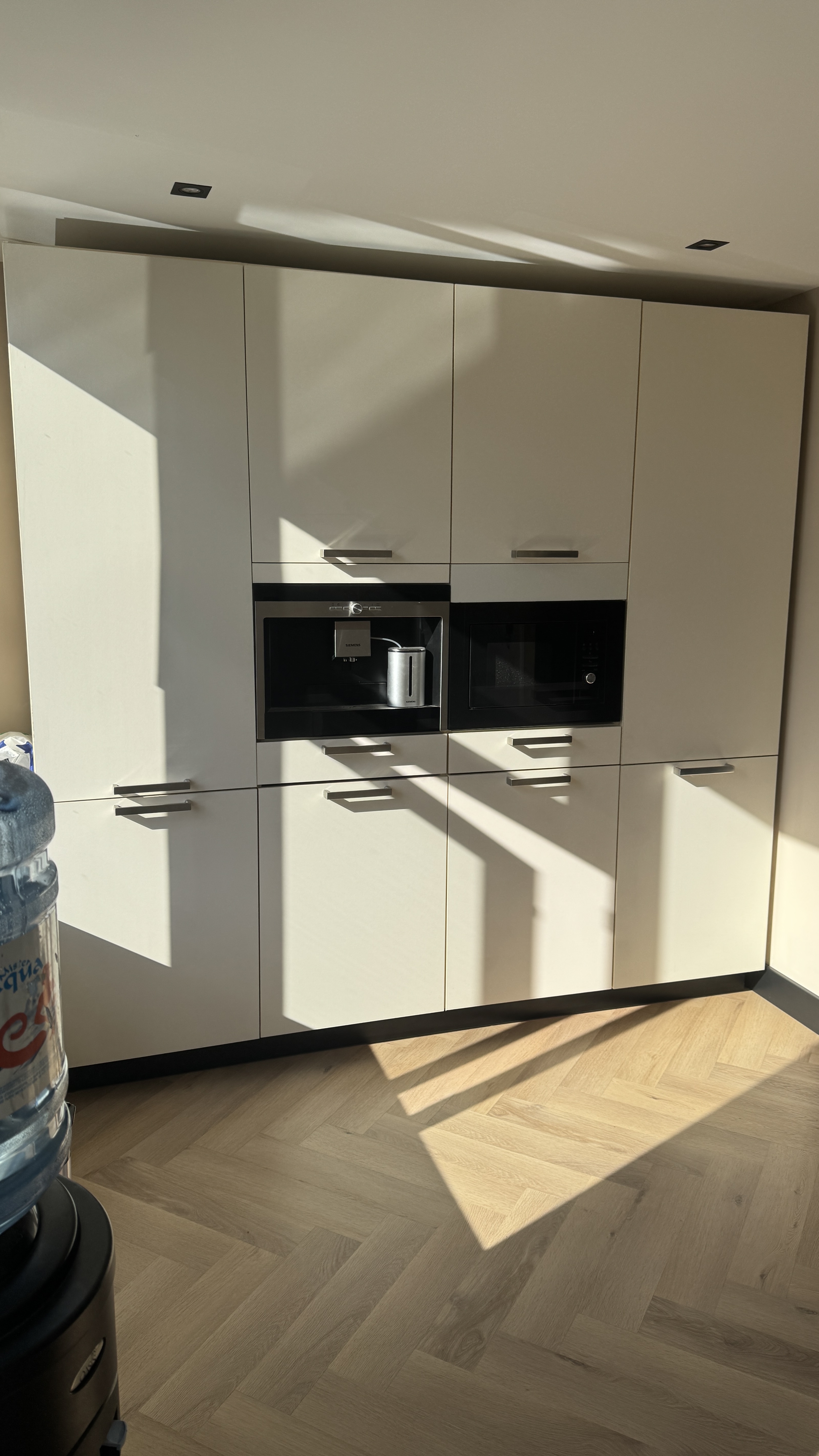 Keuken voor de wrap: witte kastfronten